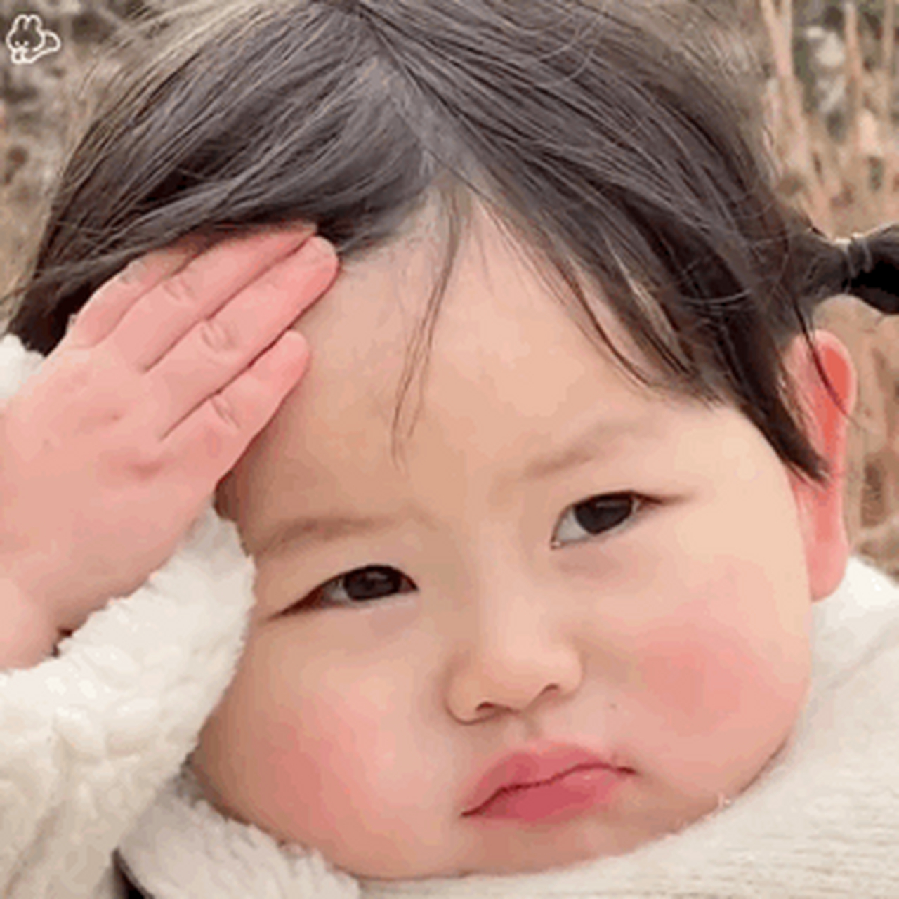 萌娃表情包收起来[心]保存相册,发送微信传输助手或微信任意聊天框,长