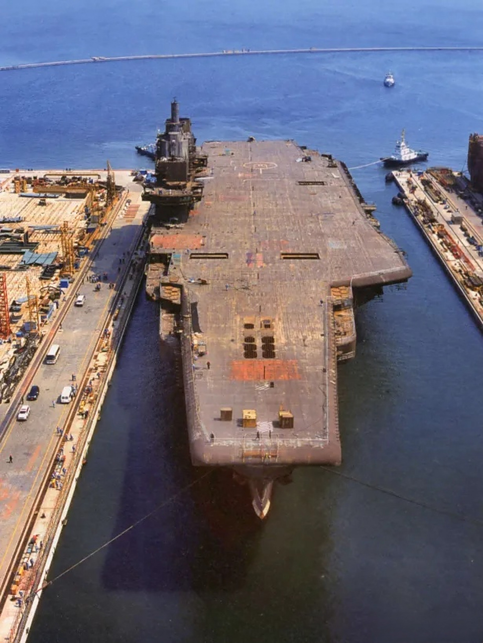 现在来看,中国成功把乌克兰"瓦良格"号航母改装成辽宁号航母,绝对是一