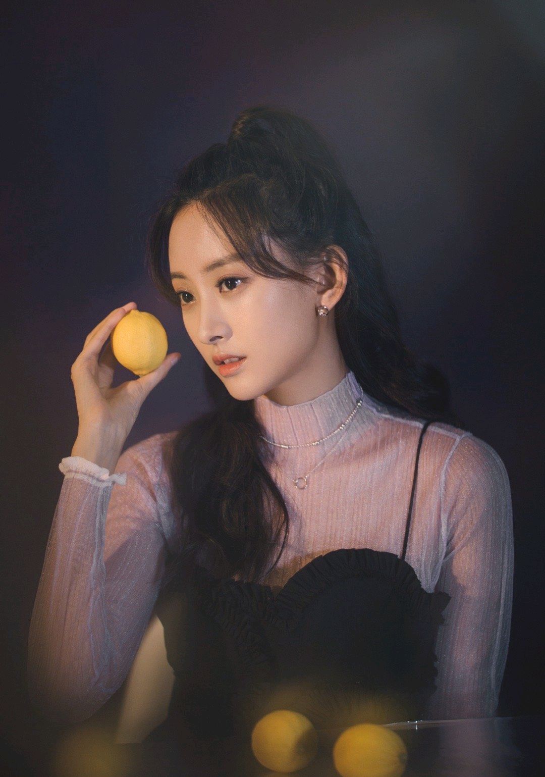 代文雯身穿黑色云朵吊带蓬蓬裙,飘逸浪漫,少女感十足