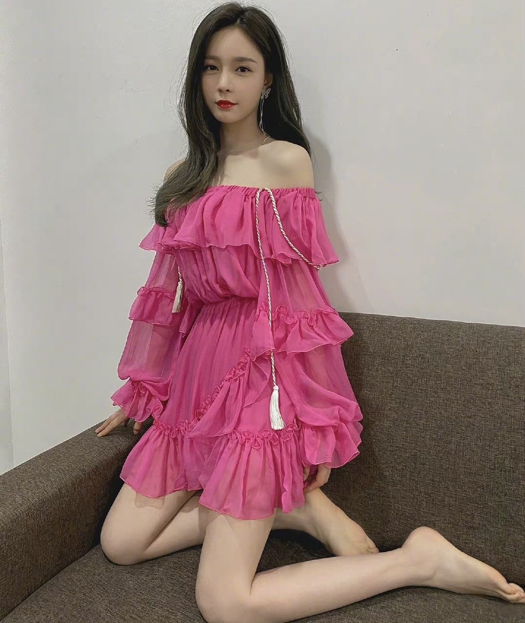 沈梦辰一双大长腿十分迷人