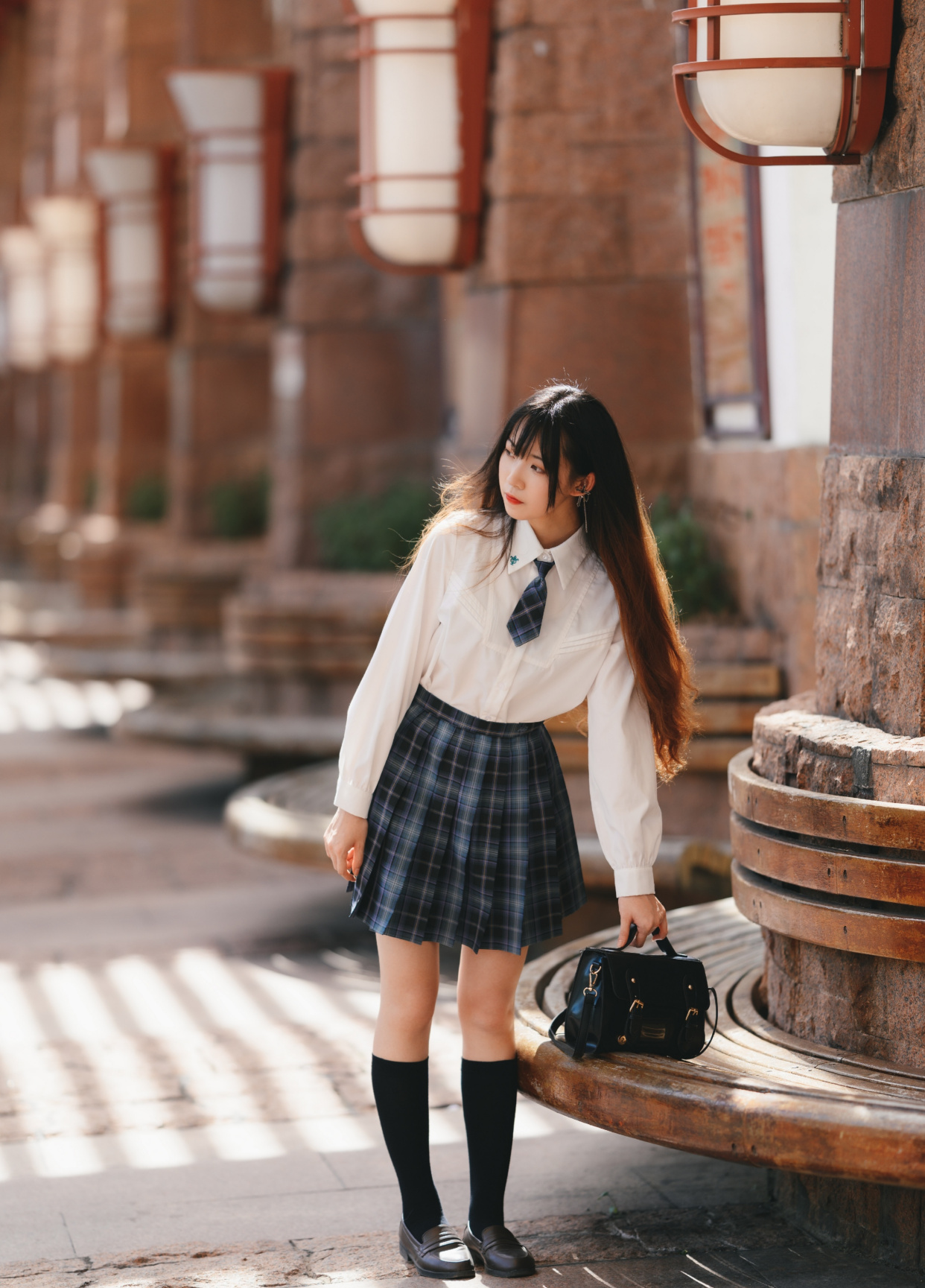 穿jk制服的女孩,无人的公园里,贪恋她被微风吹拂过的侧颜