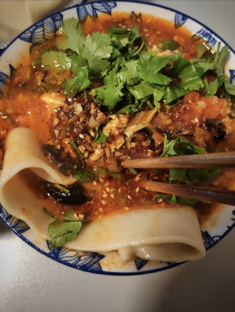 蘸水面 "面白薄筋光,汤汁蒜辣香,汤面分盆装,越嚼越觉香",介绍的自然