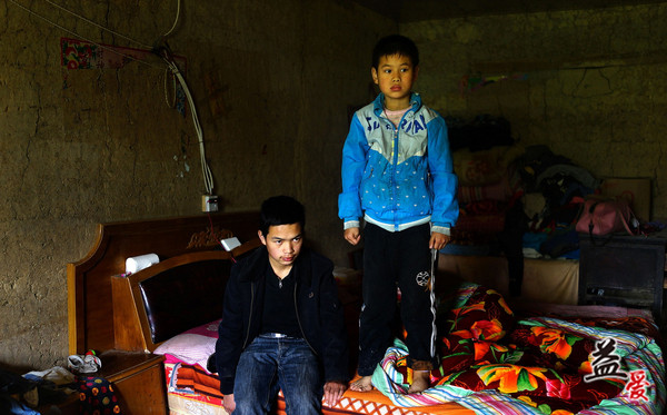 贵州孤儿兄弟,哥哥11岁养羊种果供弟弟上学,弟弟长大送别墅报恩