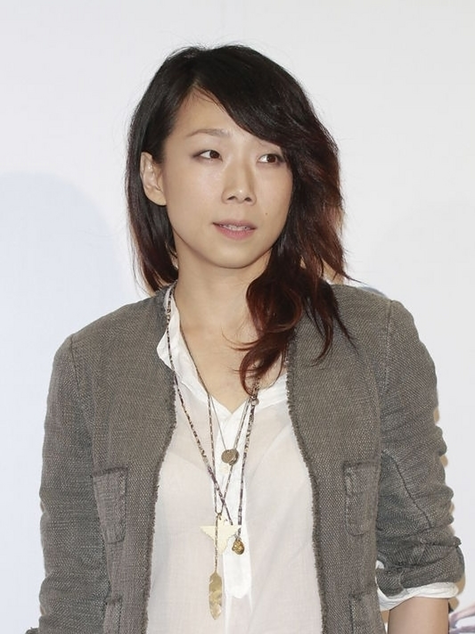 林忆莲是香港女歌手,演员,她独特嗓音和出色的演唱,在乐坛却是崭露头