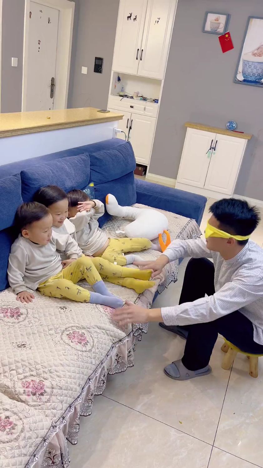 老公最喜欢的事情就是闻孩子们的臭脚丫子这不又在闻臭味儿猜孩子实在