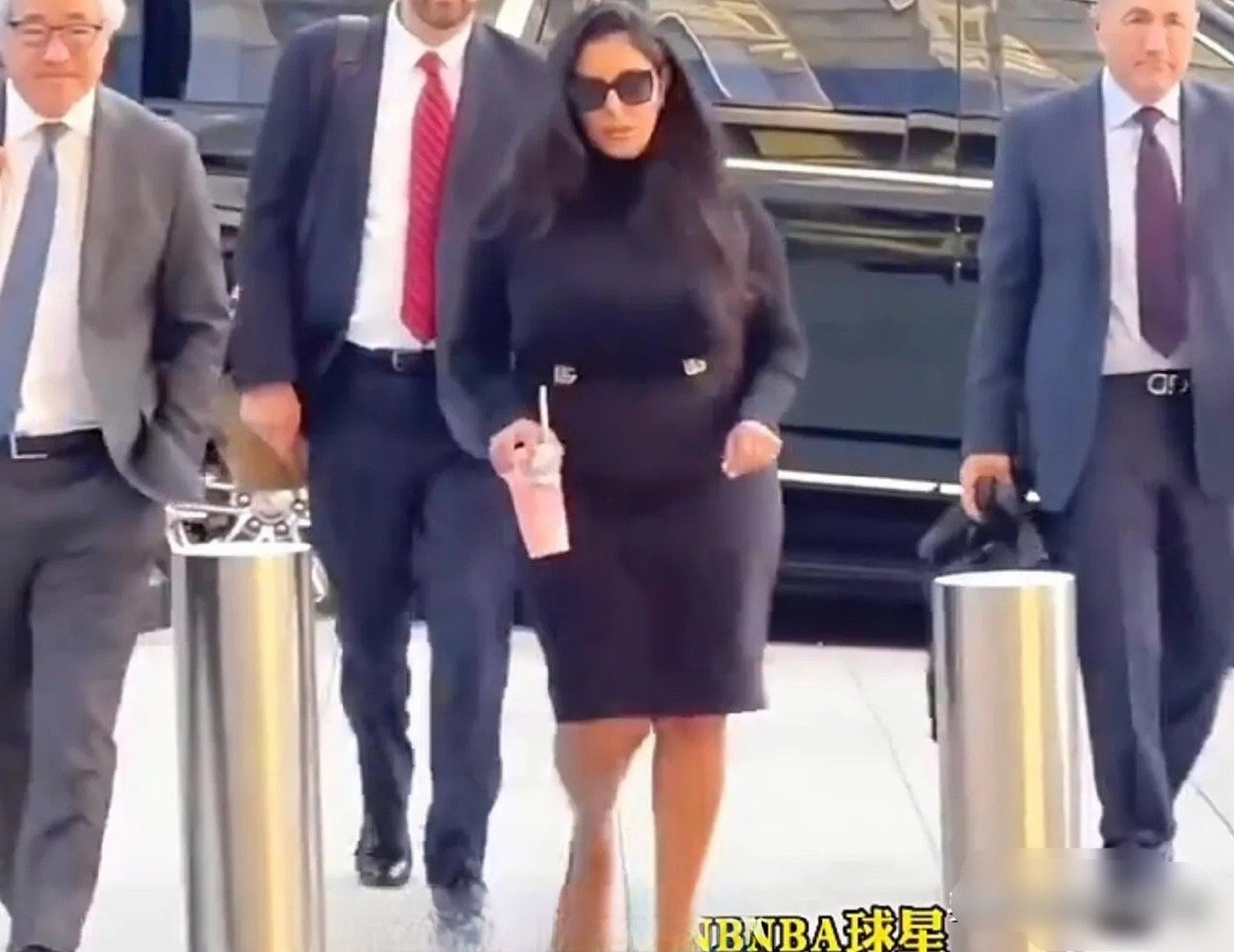 瓦妮莎的新恋情终于曝光了,对方居然是一个年纪很大的光男!