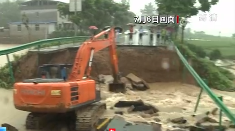 湖北潜江河水猛涨,黄冈境内318国道被冲断,咸宁也普降大到暴雨