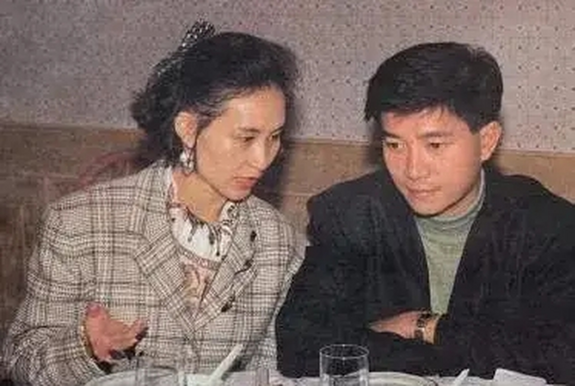 早年,何超琼和陈百强,一起吃饭时合影照片.