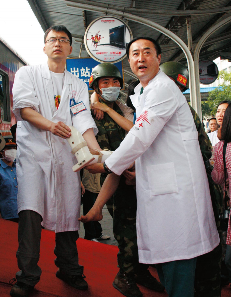 刘中民教授15前年于汶川地震灾难救援缩影