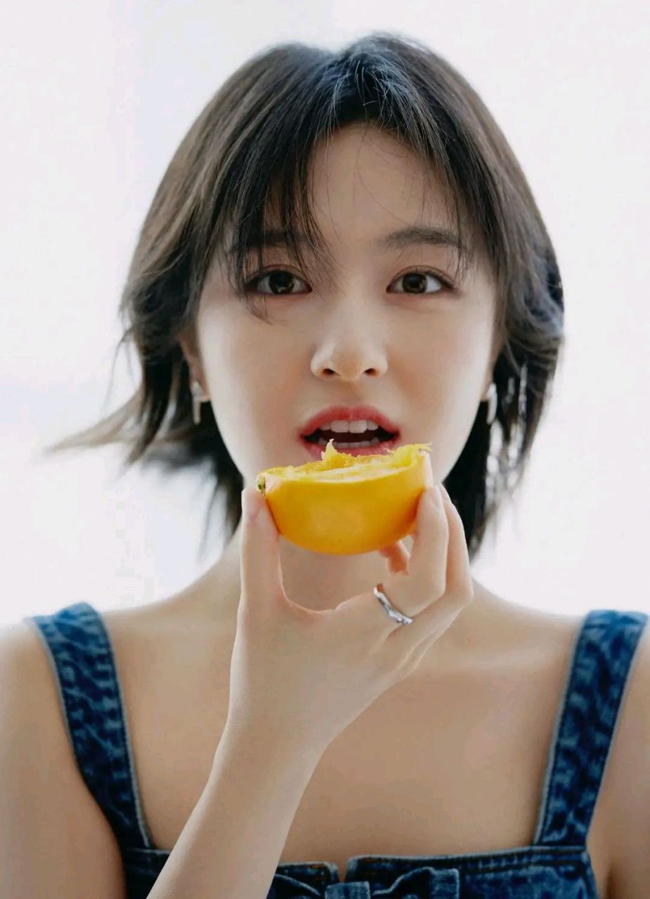 李兰迪穿露腰裙手捧香橙 笑眼弯弯灵动俏皮!
