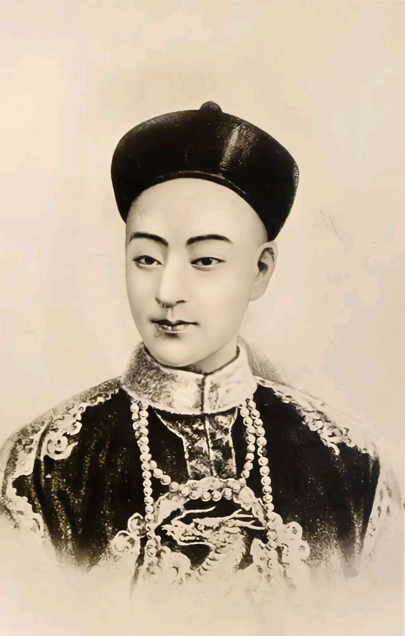 死后,光绪帝尸体由宫中太监迅速入殓.