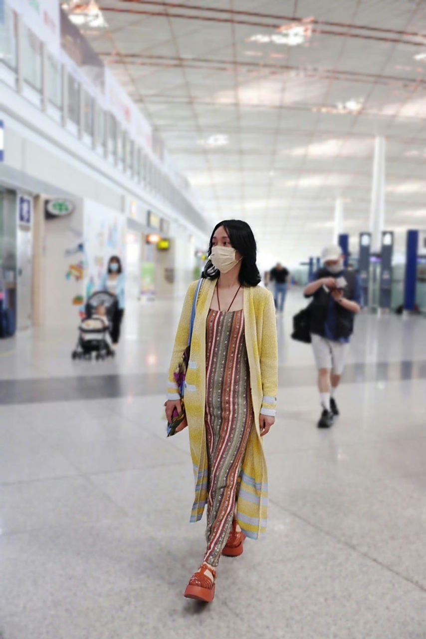 周迅北京机场街拍