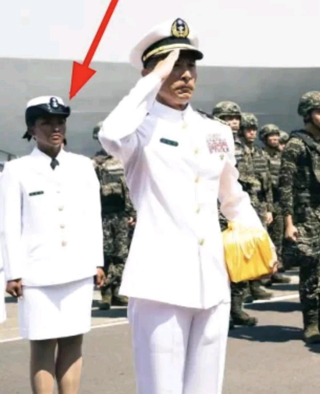 奇怪了,台军玉山舰成军仪式上这名女兵皮肤这么黑,该咋解释?
