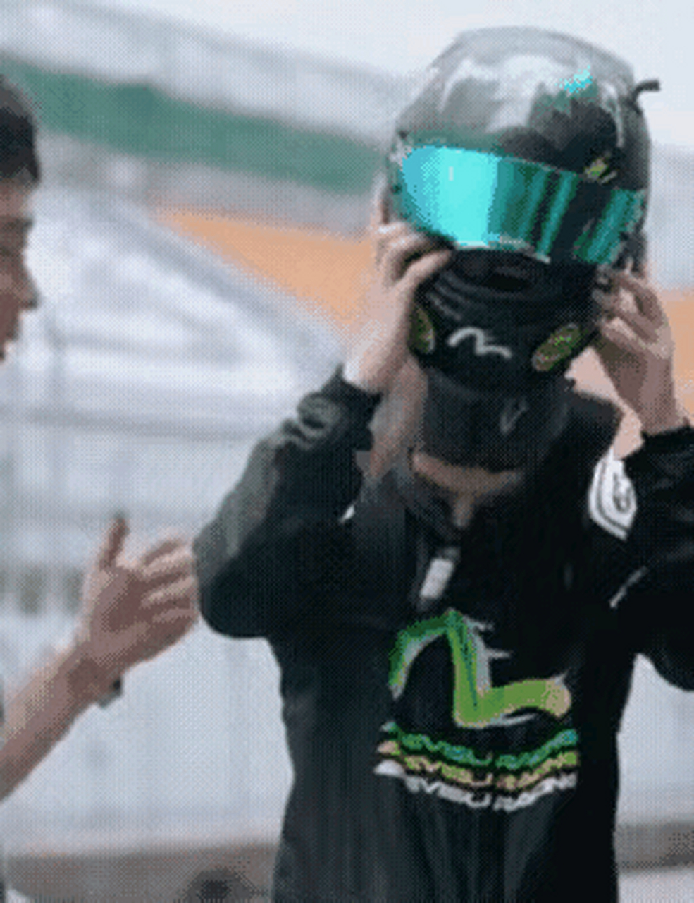 真的要被王一博笑死  没想到他会直接在镜头前摘头盔,没想到这头盔