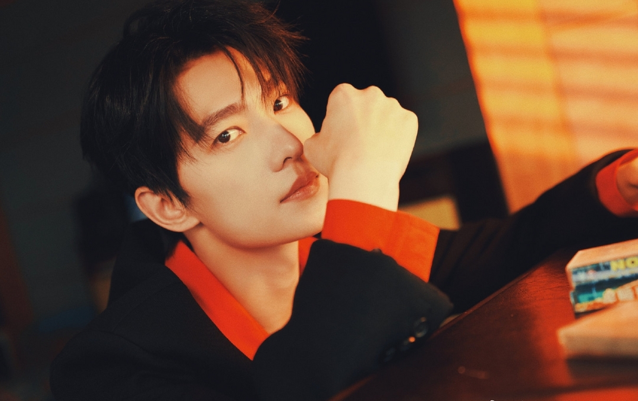 杨洋港风,杨洋一身黑西装搭配红色衬衫亮相品牌活动现场,工作室释出一