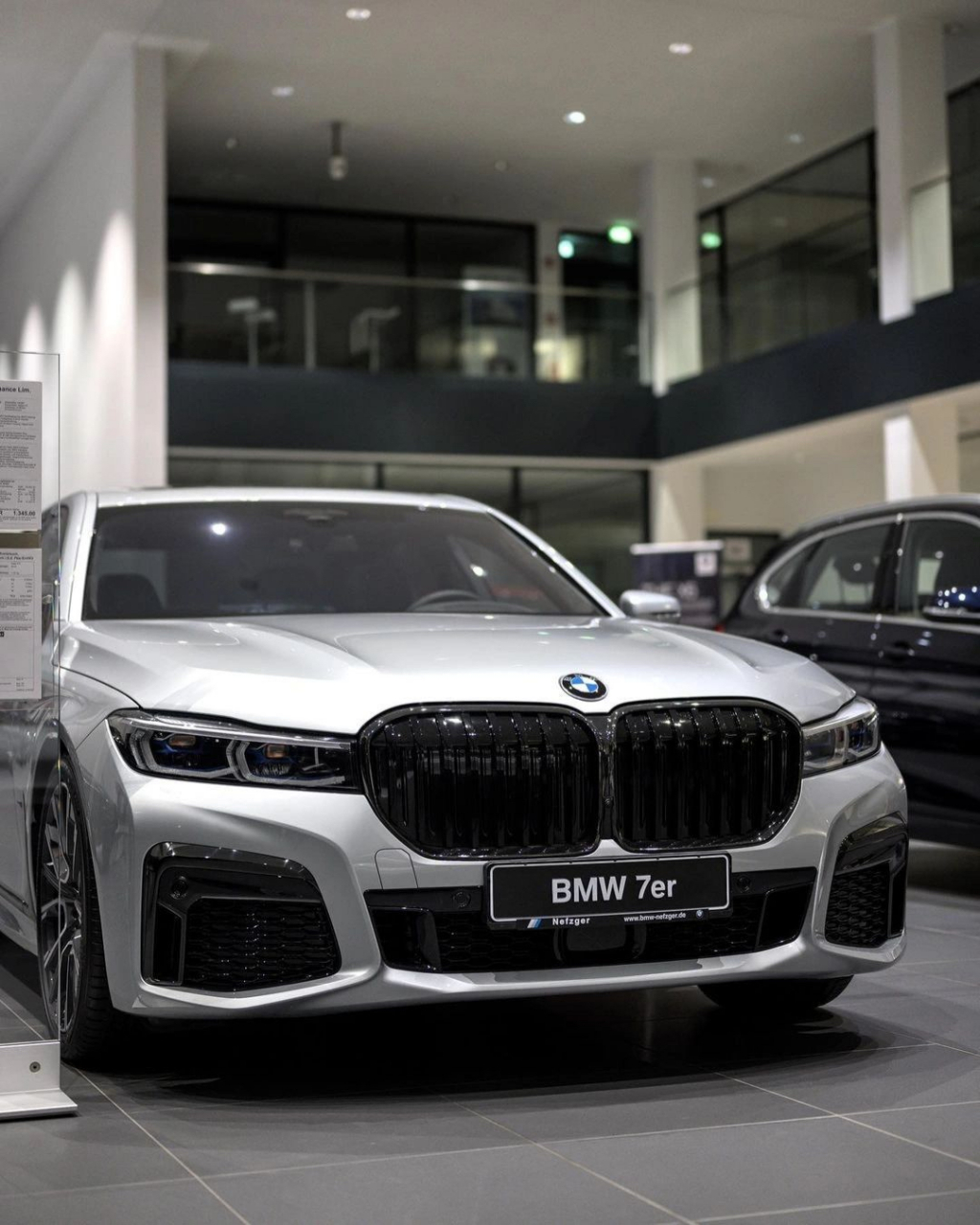 g12宝马7系搭配银色,真的超有质感,m运动套装彰显气质,熏黑处理的中网