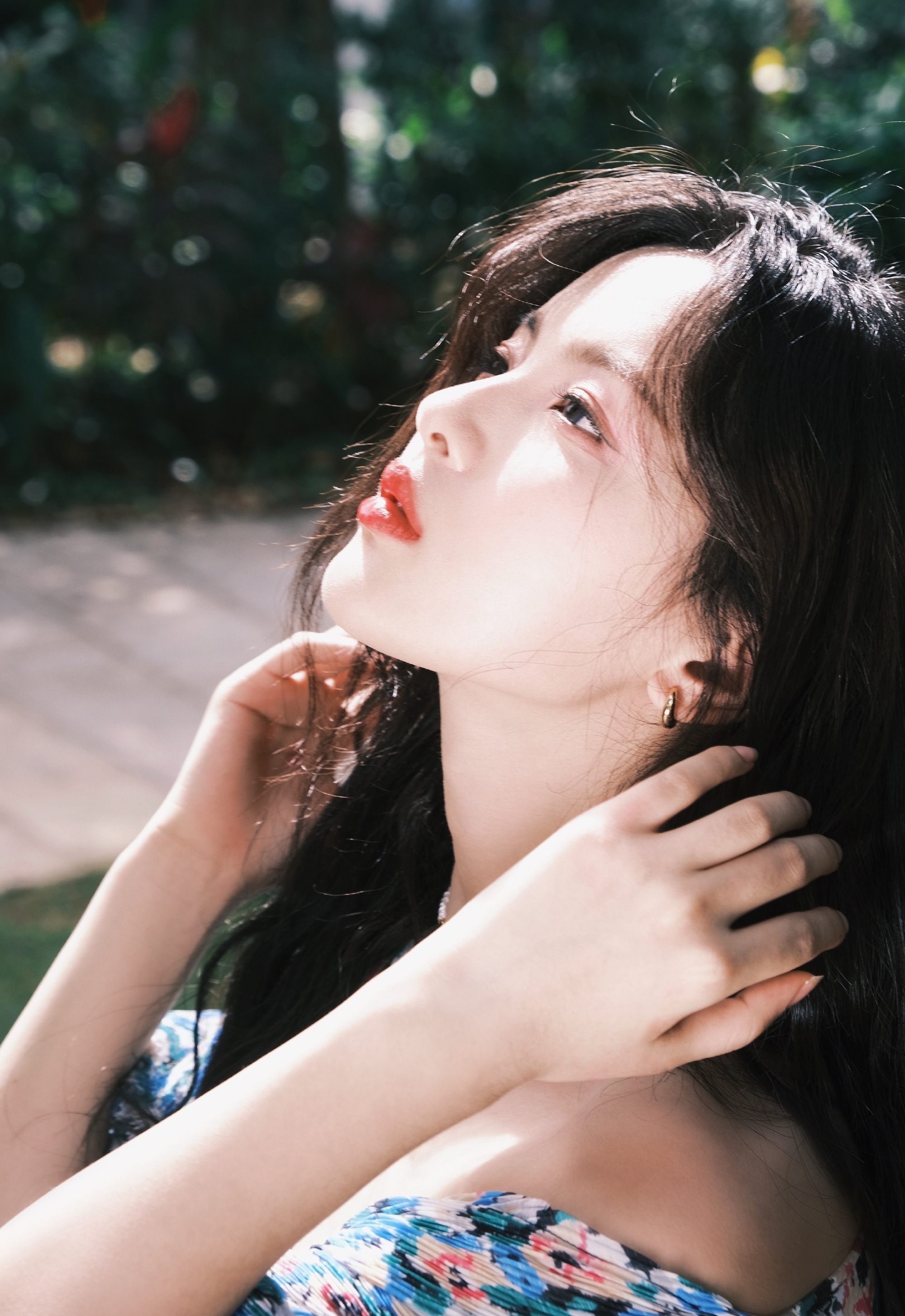 杨超越泳池大片美翻了,一袭浅绿色吊带短裙配披肩长发,清纯可人