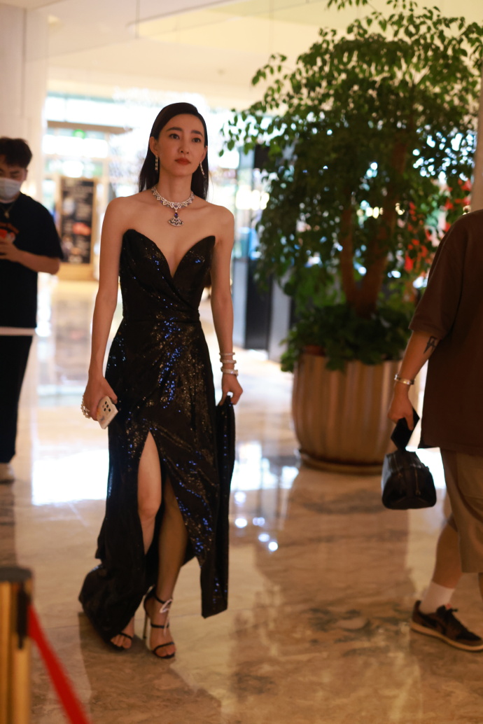 王丽坤散发迷人魅力,黑色低胸连衣裙展现性感魅力