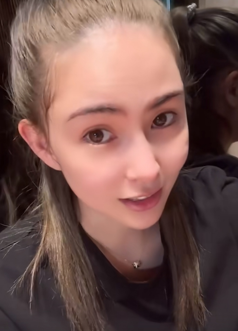 昆凌素颜去练习普拉提,生过三个宝宝一直在努力恢复身材,毕竟是要经常