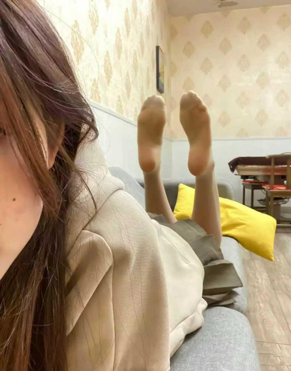 现在很多女生直播,为什么只露半个脸?