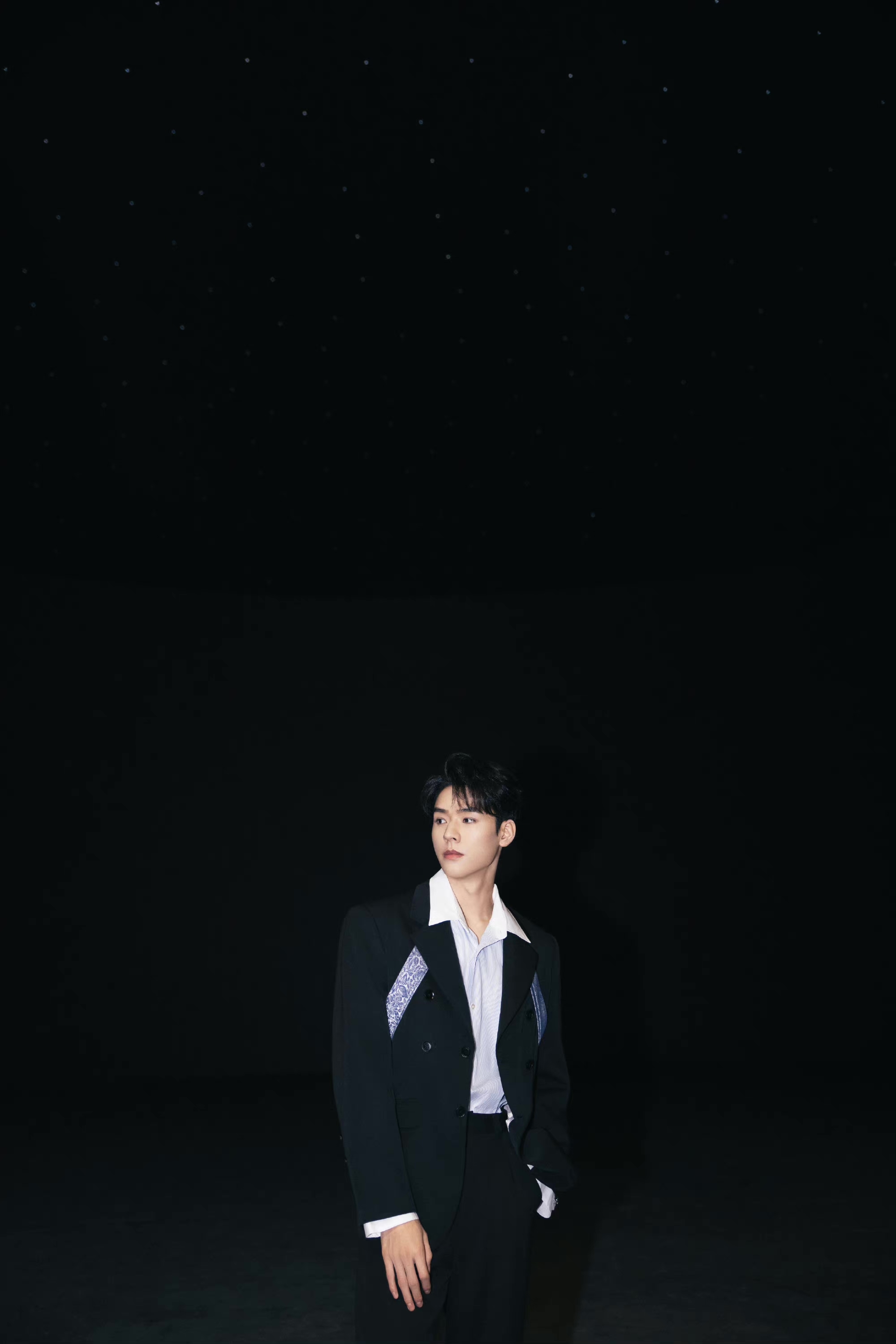 龚俊黑白西装造型随拍,青花交错黑白,穿行流动夜幕