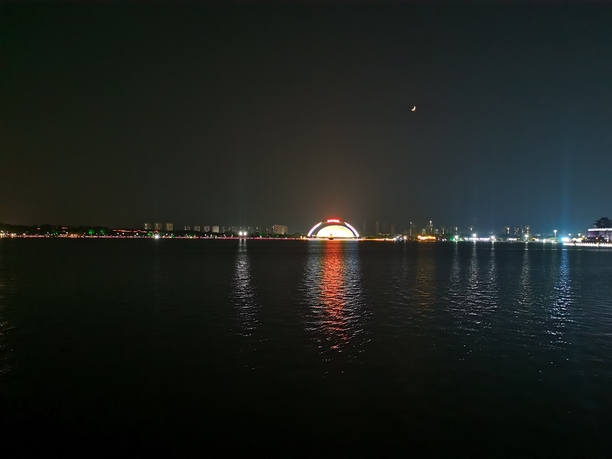 聊城东昌湖夜景图片