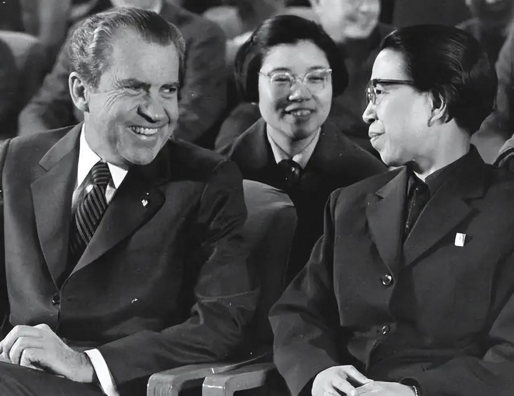 新中国女外交官 王海荣