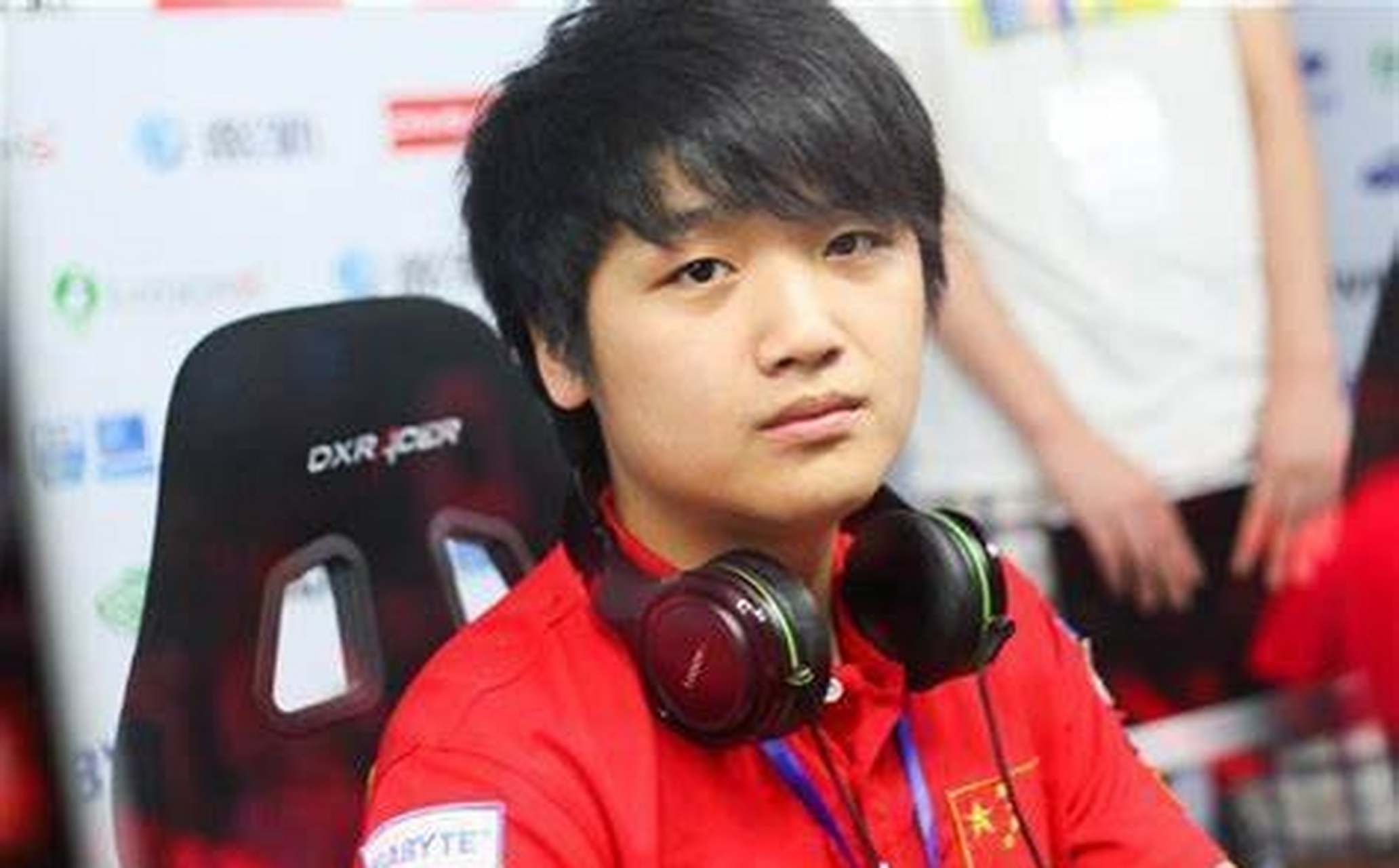 被广大观众誉为补刀机器,s2世界第一adc的微笑就此退役