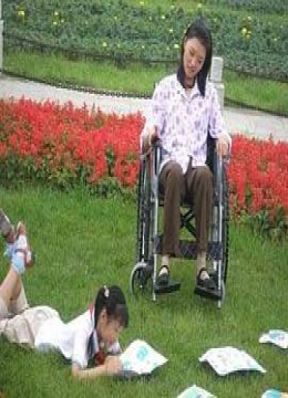 9岁单亲女孩，独自开画室当老师，只为给瘫痪妈妈买轮椅#小小心愿彩