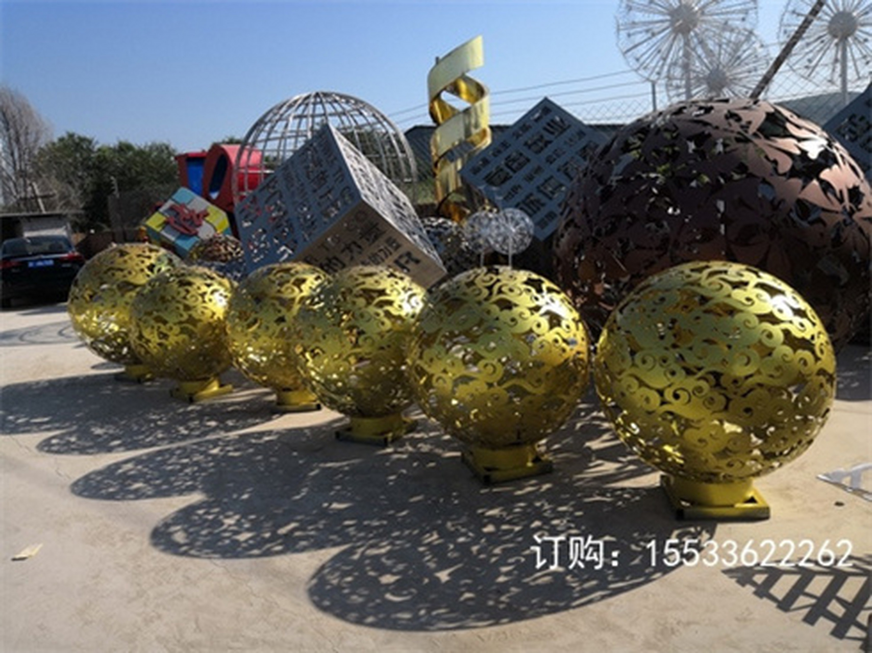 不锈钢景观球雕塑作为立体的造型,主要通过视觉感应感召于人的心灵.