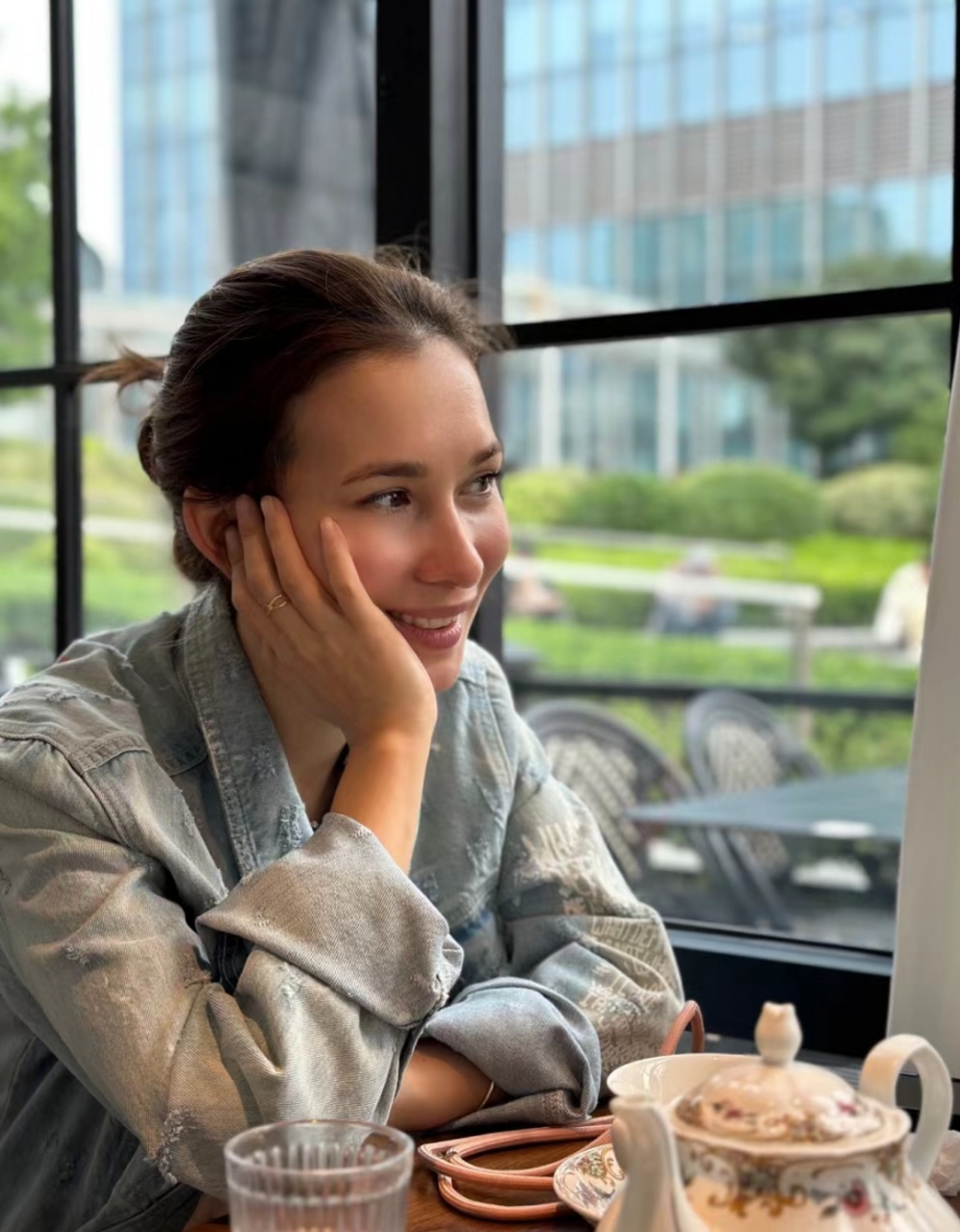 韩庚老婆外出喝咖啡,卢靖姗坐在小店里拍照享受悠闲下午茶,梳着丸子头