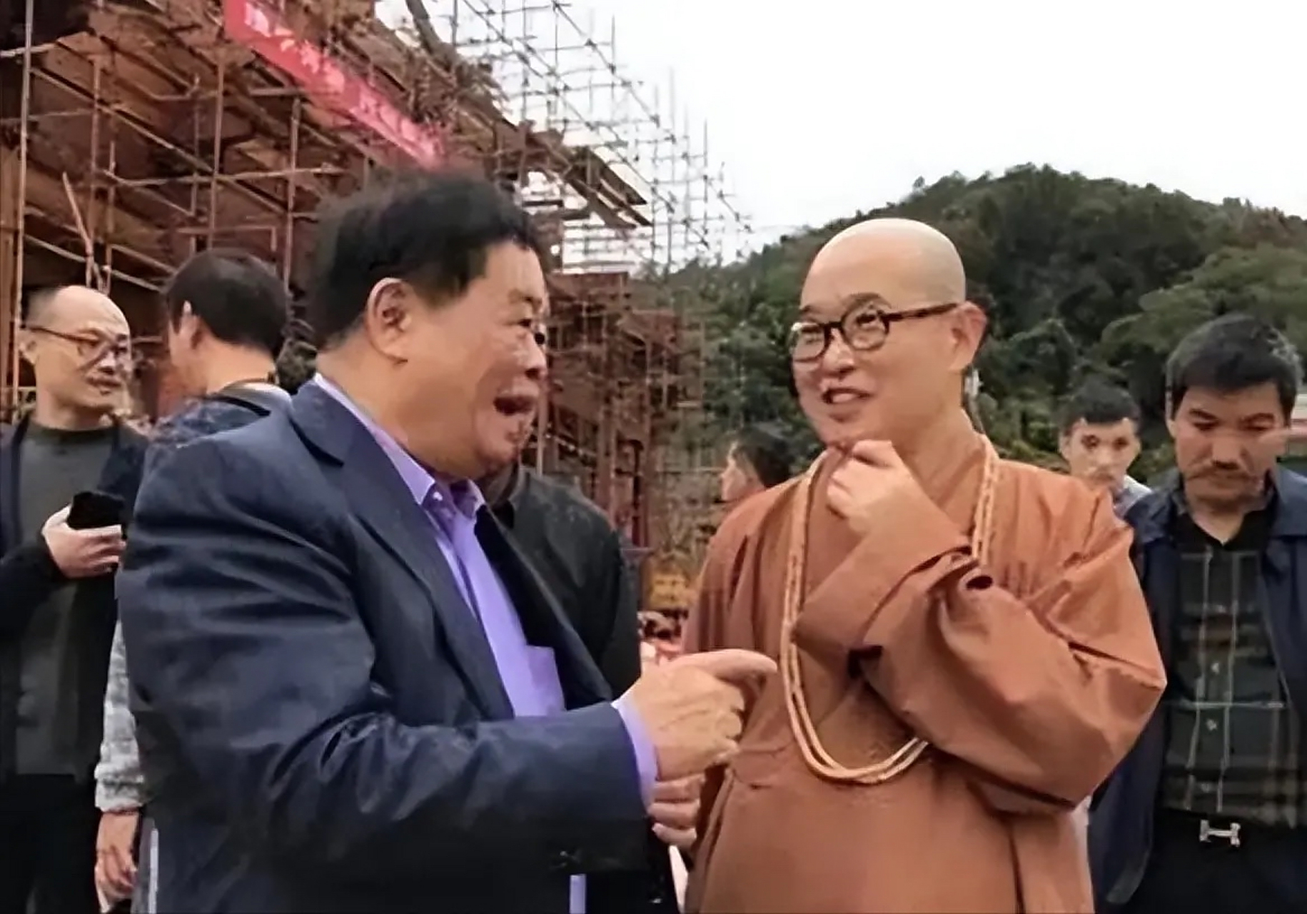 曹德旺和王石一起参观万福寺,寺庙破败不堪,方丈说重修寺庙需要1600万