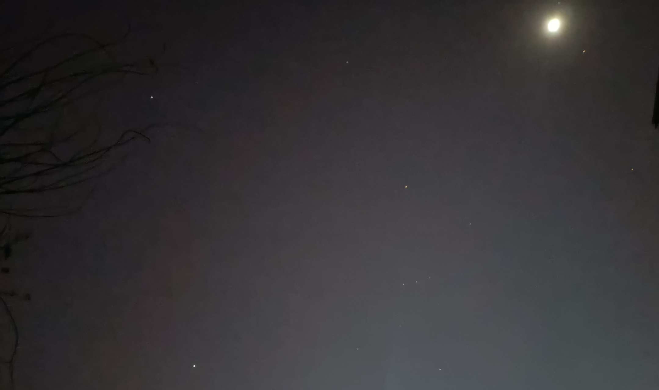 小时候满天星的记忆犹新,只不过不知道什么时候天上只剩下月亮了.