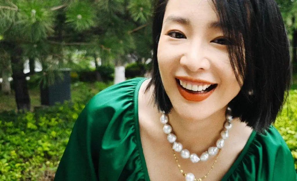 大嫂高叶的绿裙展现时尚魅力,戴珍珠项链短发飘逸职场精英范十足