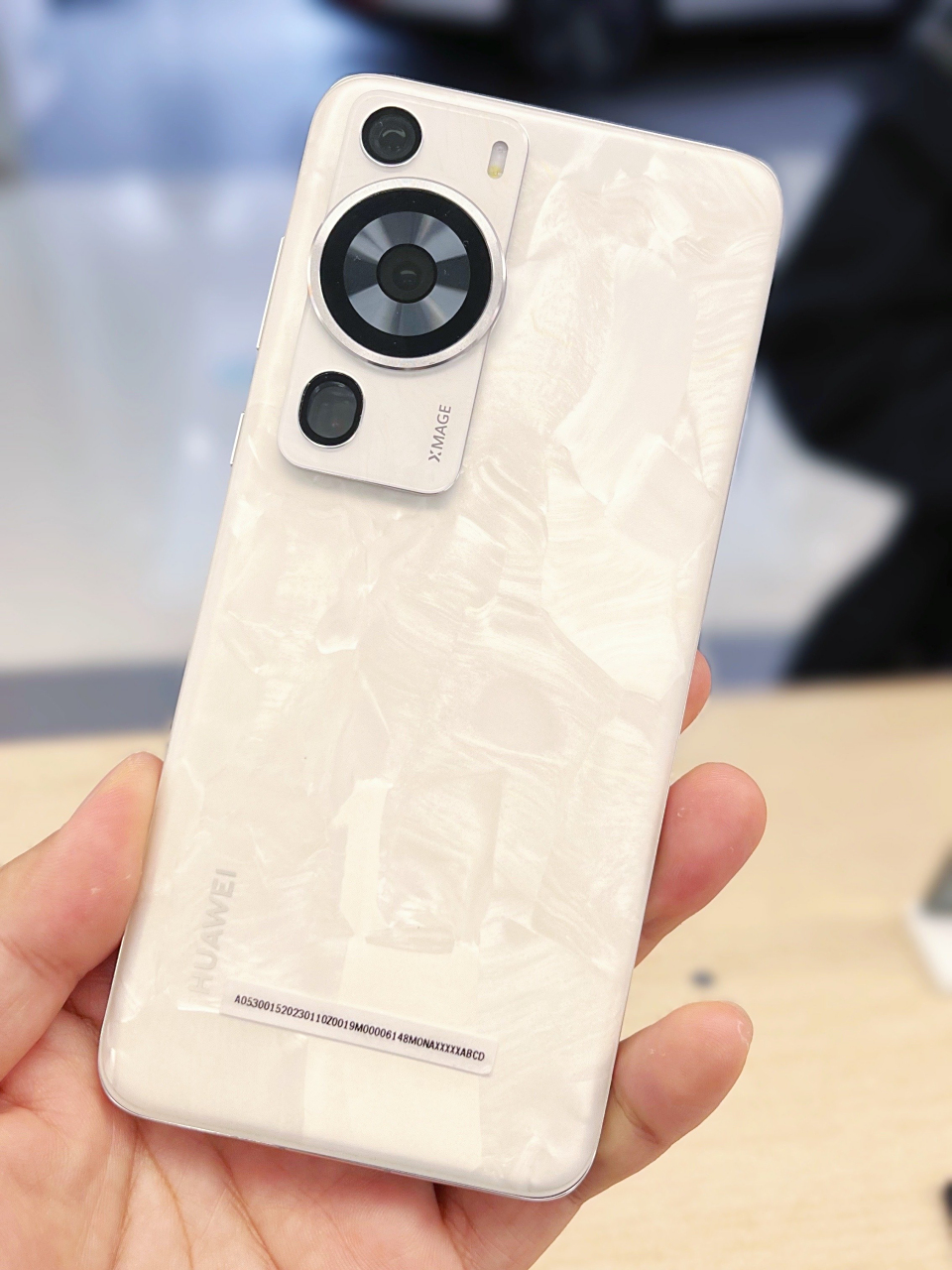 华为p60手机的颜值一如既往地高,这次的洛可可白真的有吸引到我,它是