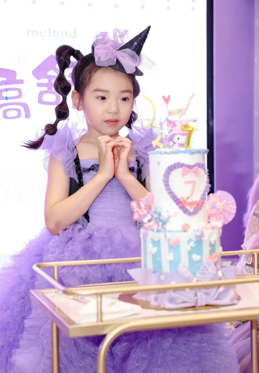 董璇在亲子餐厅为女儿办生日宴,小酒窝大名曝光叫"高舒乔",爸妈离婚后