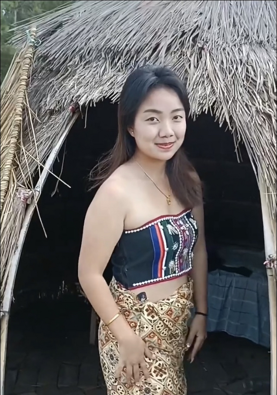 这是一位19岁的素颜老挝美女,身材略显丰润,真诚朴素无华,笑容憨厚