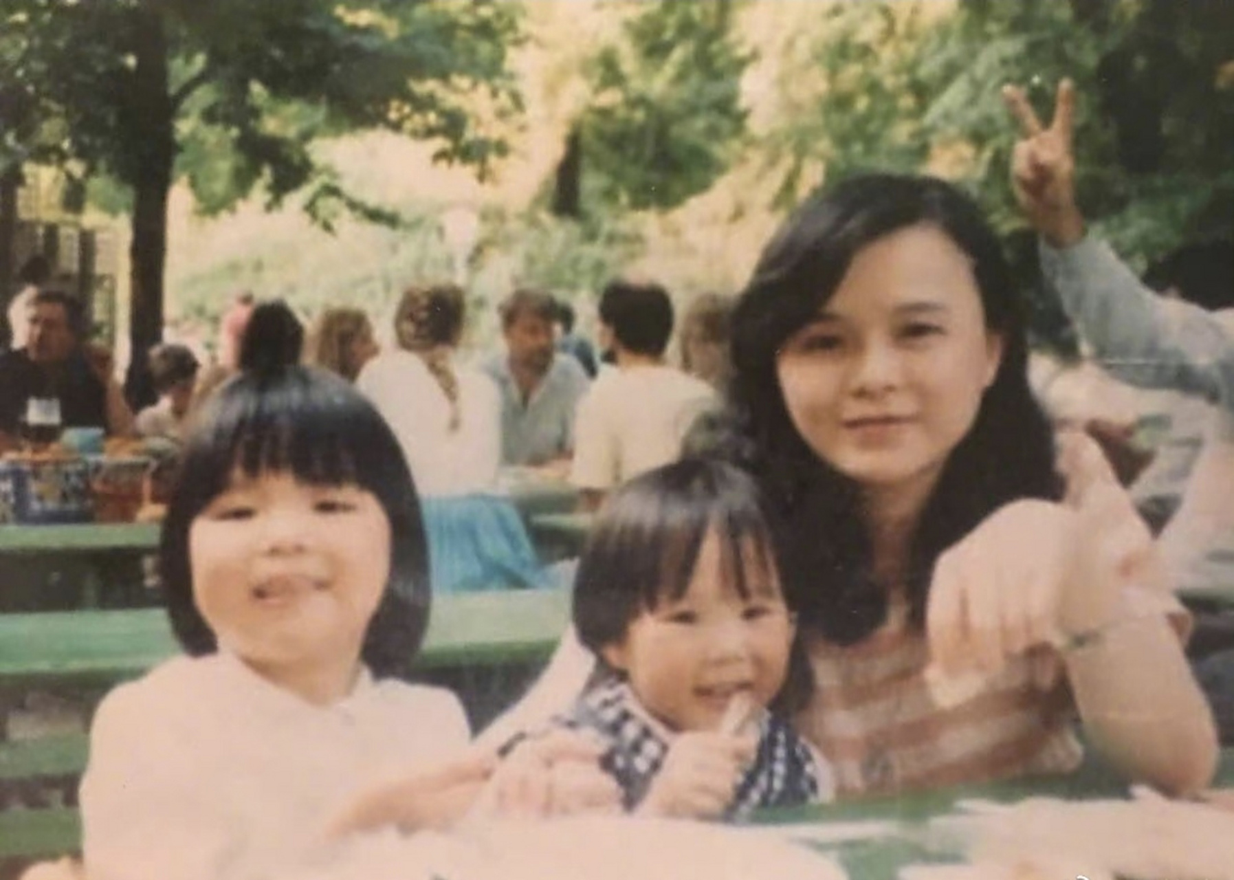 张钧甯从小就家境殷实,还原小时候和妈妈一起去慕尼黑的照片