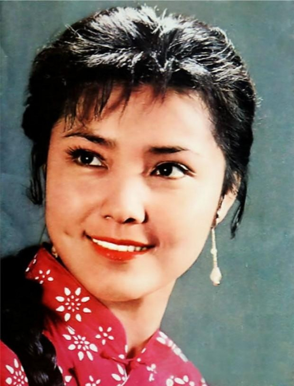 姜黎黎,她在电影《红牡丹》中的造型惊艳到了很多观众  用一句时髦的