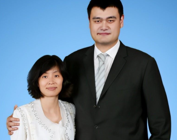 叶莉和姚明睡觉,床中间必须留出一条缝隙,因为这关系到人身安全