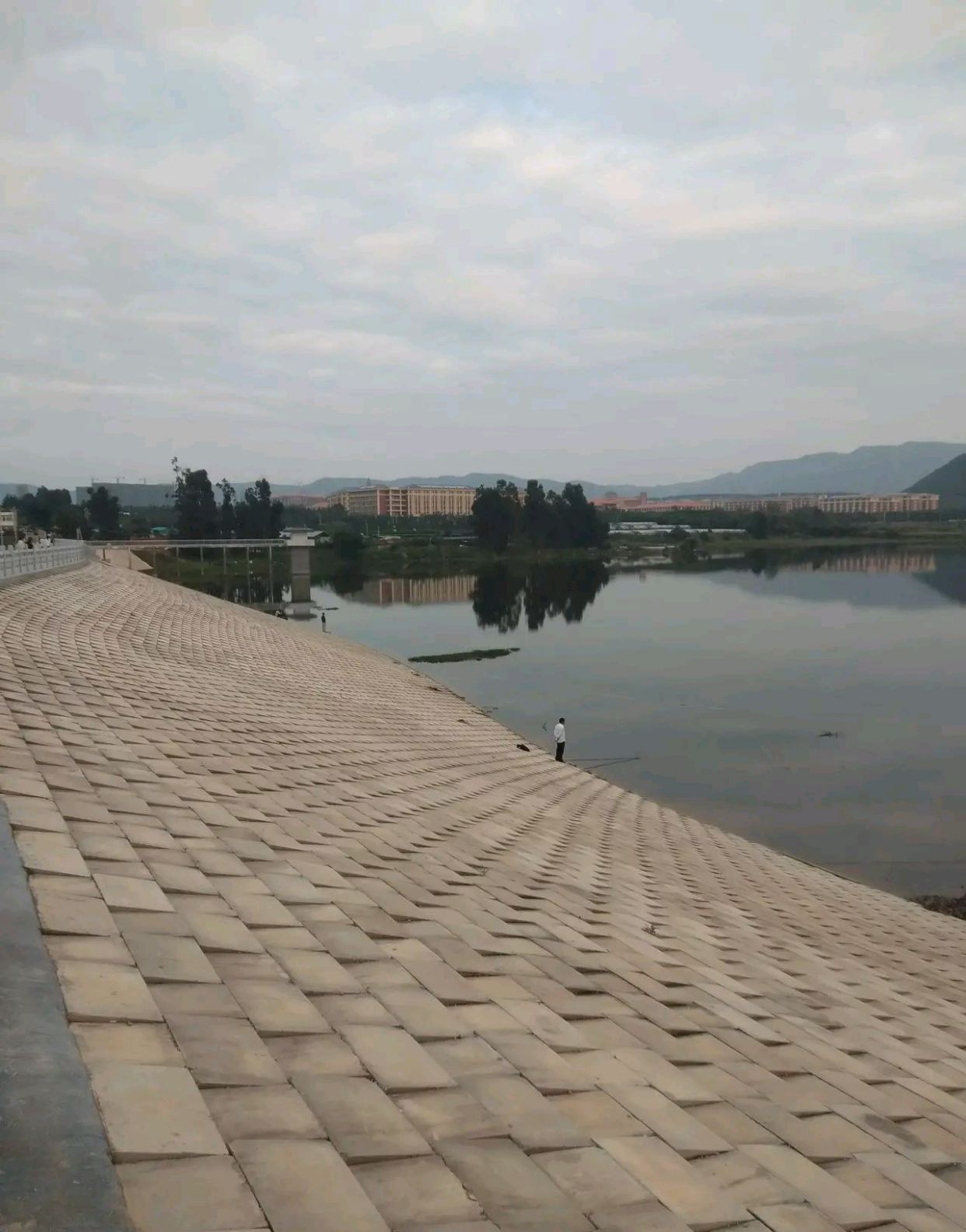 昆明市呈贡区关山水库,这里要建公园了,周边居民出来讨论一下哦