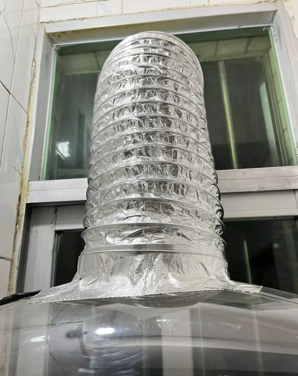 广东一姑娘,把自己花58元自制的"油烟机"晒到网上后,评论区直接炸开了