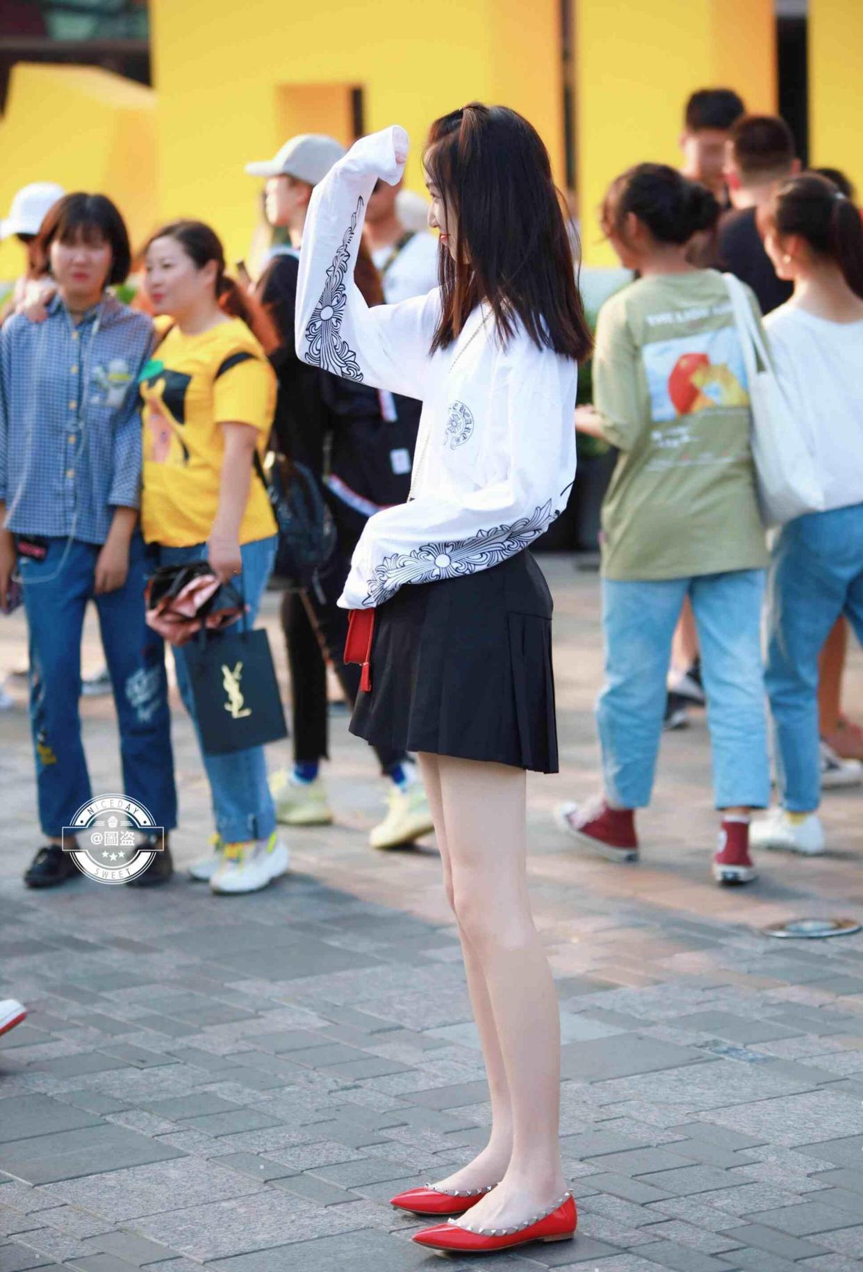 腿型修长的短裙美女,裙子是个不错的选择,清新可人