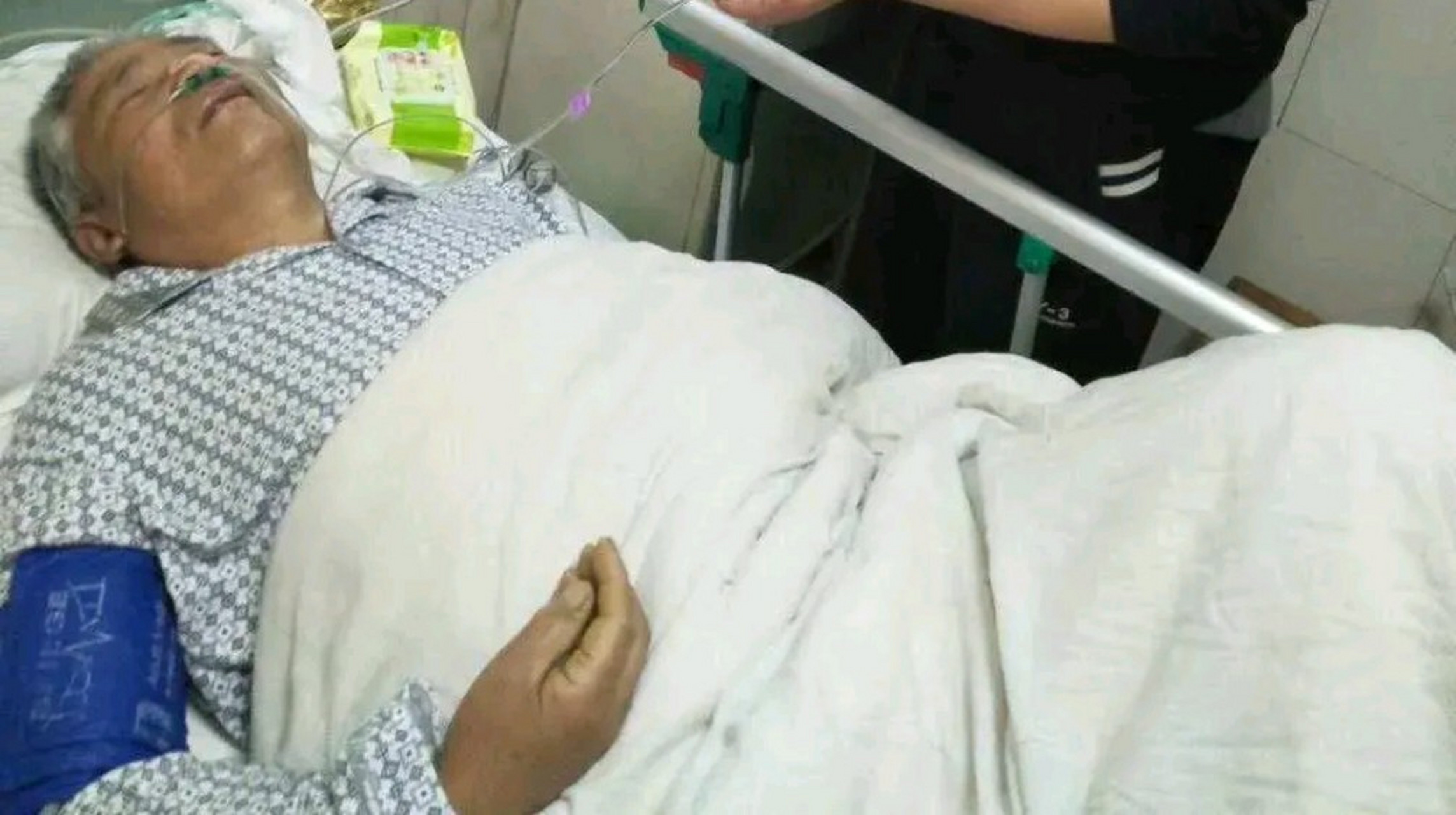 老人瘫痪在床,大小便失禁生活不能自理,吃饭喝水全靠鼻饲,几个儿女