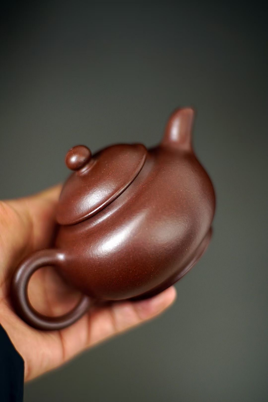 国工储俊伟全手作品 陈腐老紫泥  容量210cc～#宜兴紫砂壶# #全