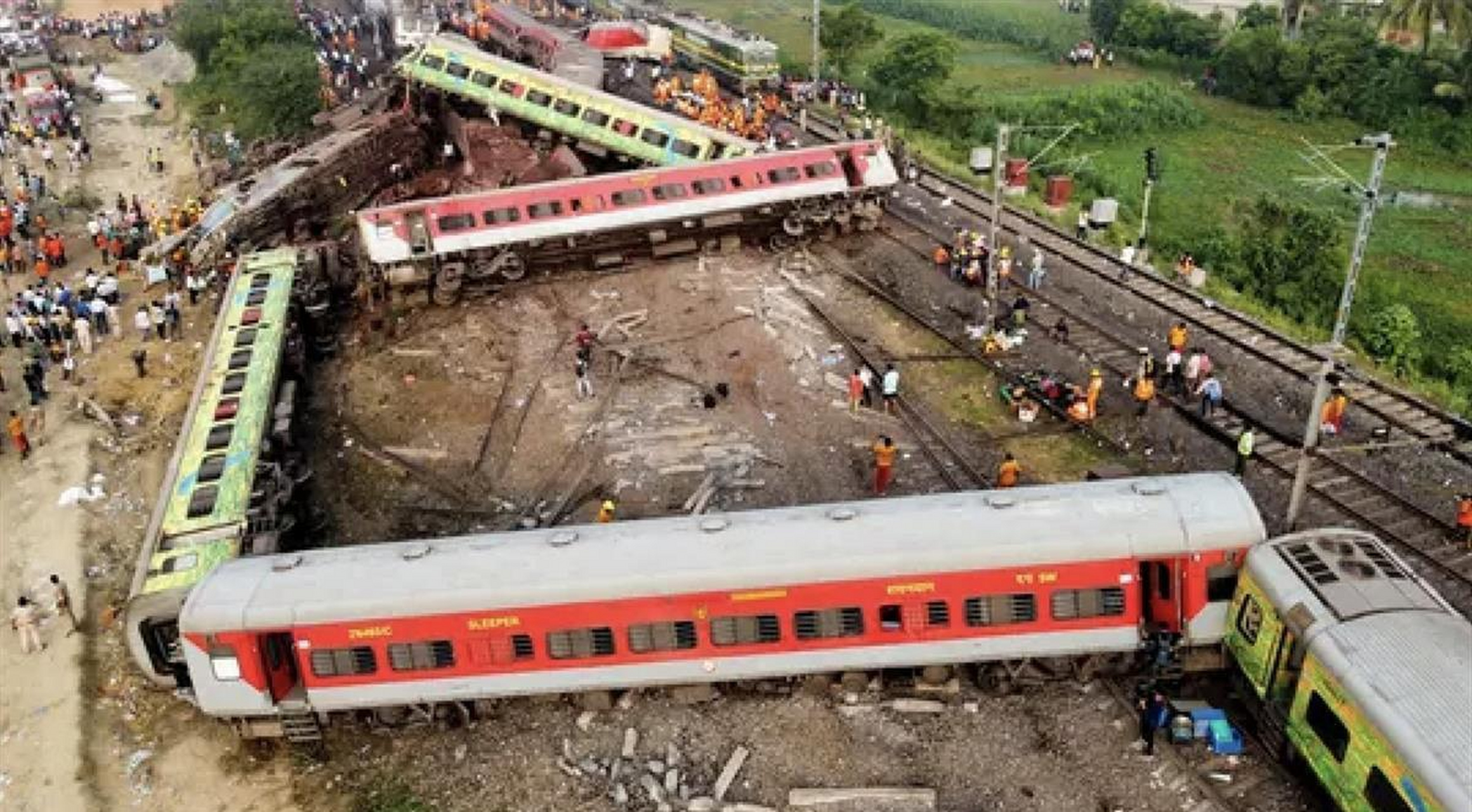 ①6月2日发生的三辆火车相撞,17节车厢脱落事故已造成300多人琐亡