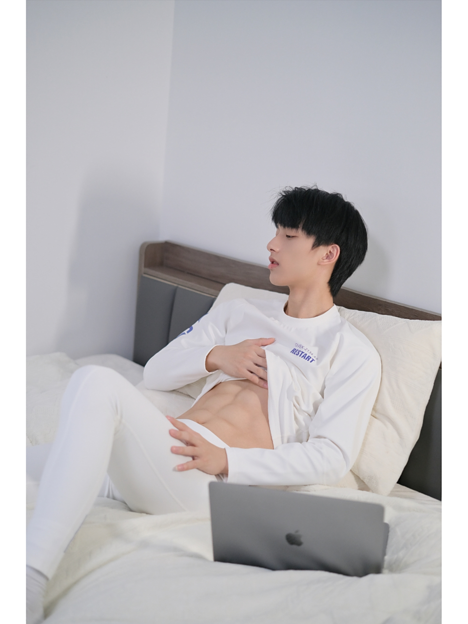 卧室里的白色纯欲风#帅哥# #腹肌