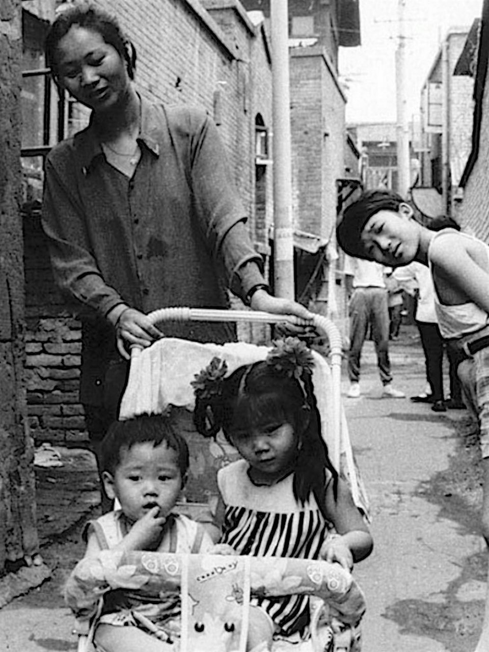 天津老照片:这是摄影师莫毅1995年拍摄的天津百姓生活场景的历史旧影