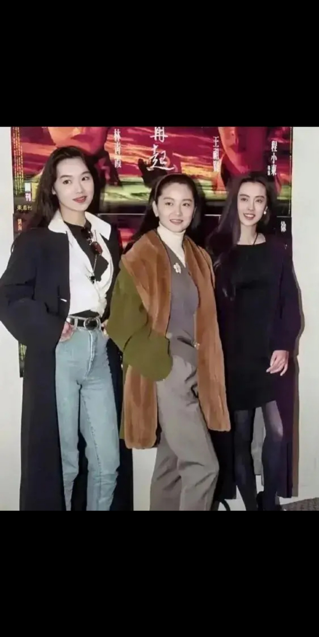 这张照片第一眼就看到了左边大高个美女,肤白貌美大长腿,相貌气质和