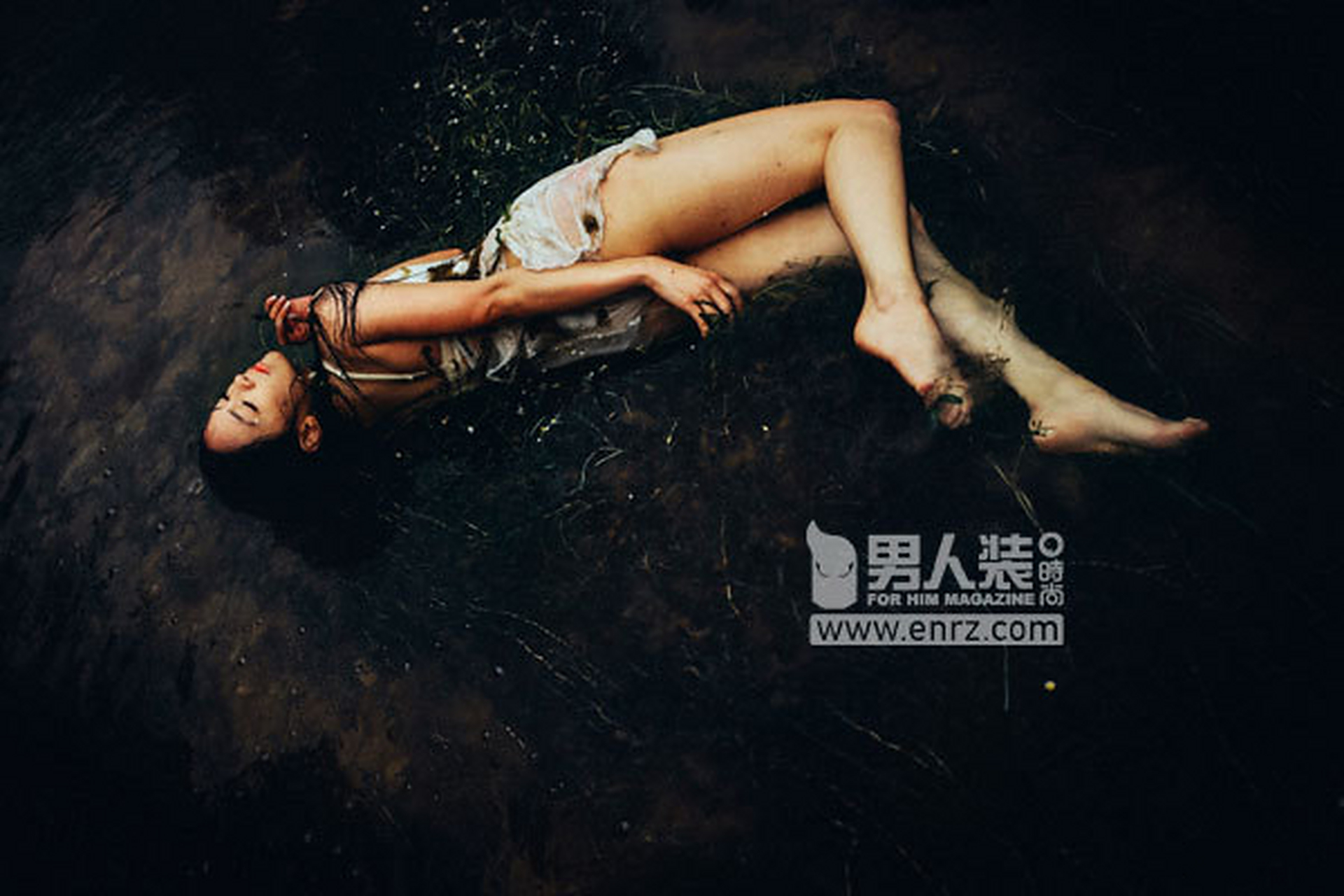 相隔七年,唐诗逸再登《男人装》,才发现当年这组水中大片有多性感!